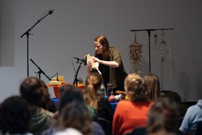 Plumeau et plexiglas, ou comment bruiter un documentaire ?