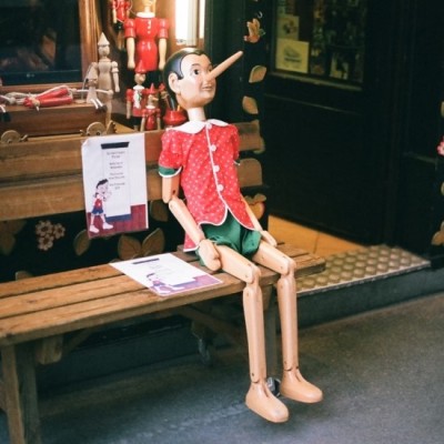 Dans l’antre du marionnettiste