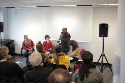 Les radios locales associatives peuvent-elles distribuer une information et une parole libre ?